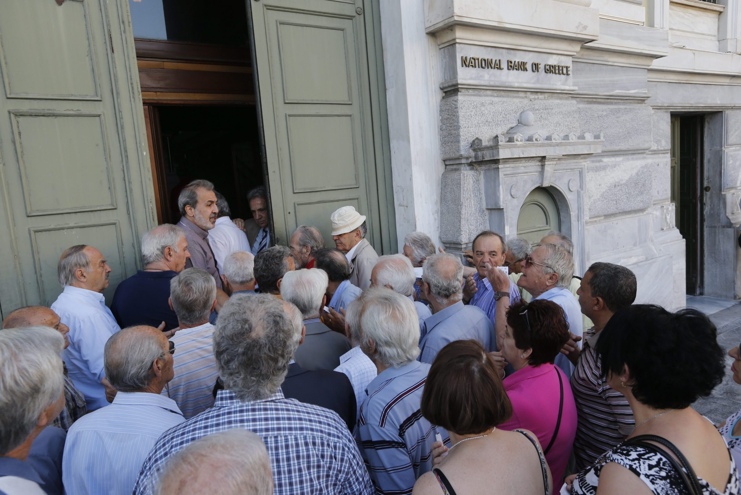 Ουρές και συνωστισμός στις τράπεζες – ΦΩΤΟ