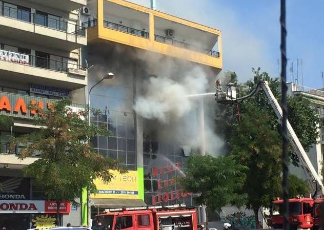 Ένας νεκρός στη φωτιά της Θεσσαλονίκης – ΤΩΡΑ