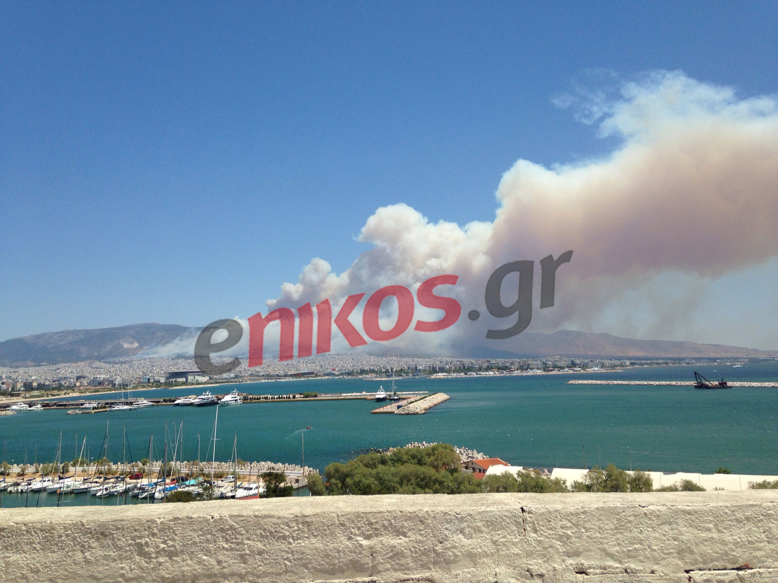 Η φωτιά του Υμηττού από την Καστέλα – ΦΩΤΟ