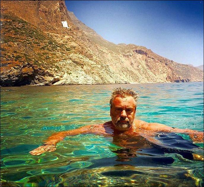 Ο Λικ Μπεσόν υμνεί την Αμοργό στο Twitter – ΦΩΤΟ