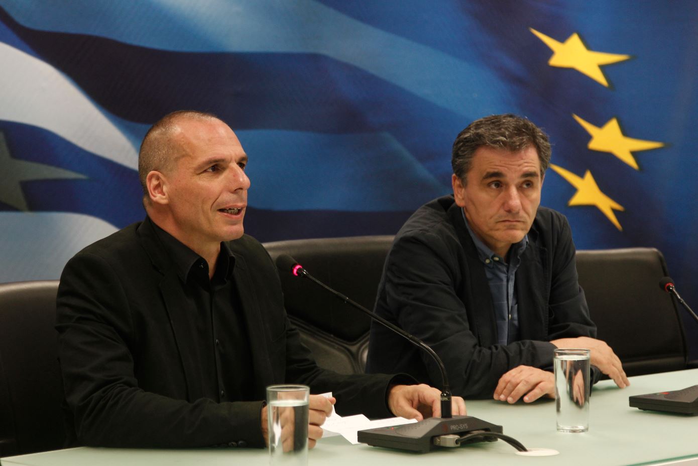 Financial Times: Λιτότητα και χρέος… όπως αγκάθι και ρήγμα