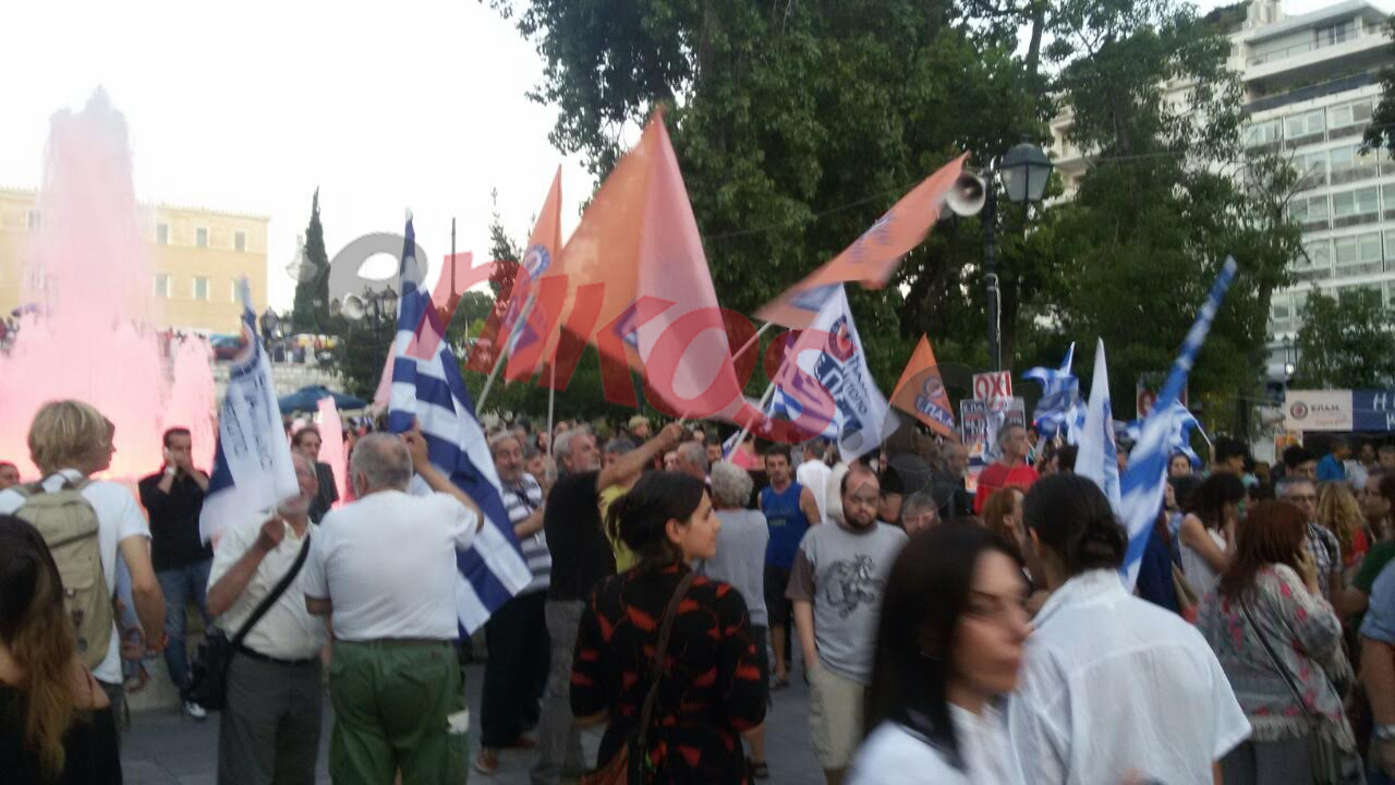 Κόσμος συγκεντρώνεται στο Σύνταγμα – ΦΩΤΟ