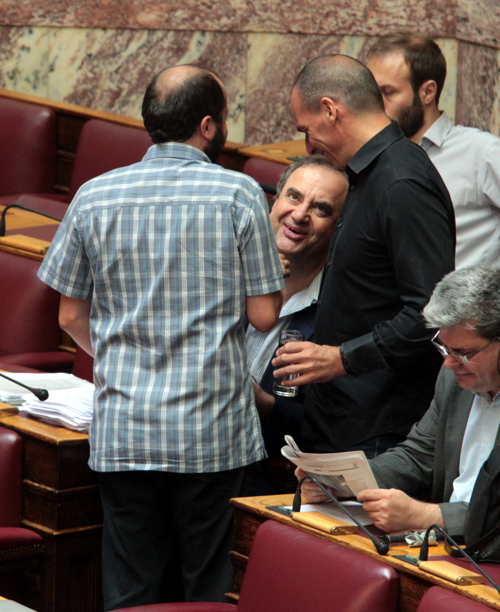 Λαφαζάνης -Βαρουφάκης και Πετράκος – Μακρή στη Βουλή – ΦΩΤΟ