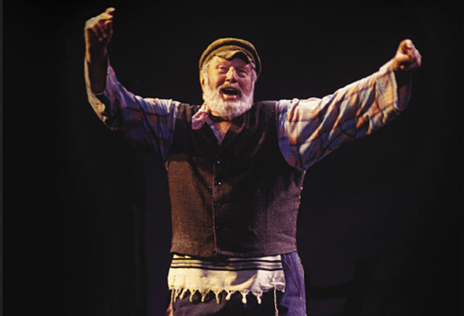 Πέθανε ο «βιολιστής στη στέγη»