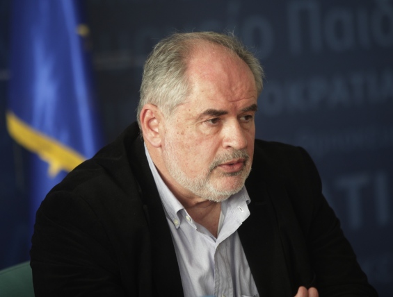 Διαψεύδει και ο Φωτάκης ότι είναι ο υπουργός που “σήκωσε” 200.000 ευρώ