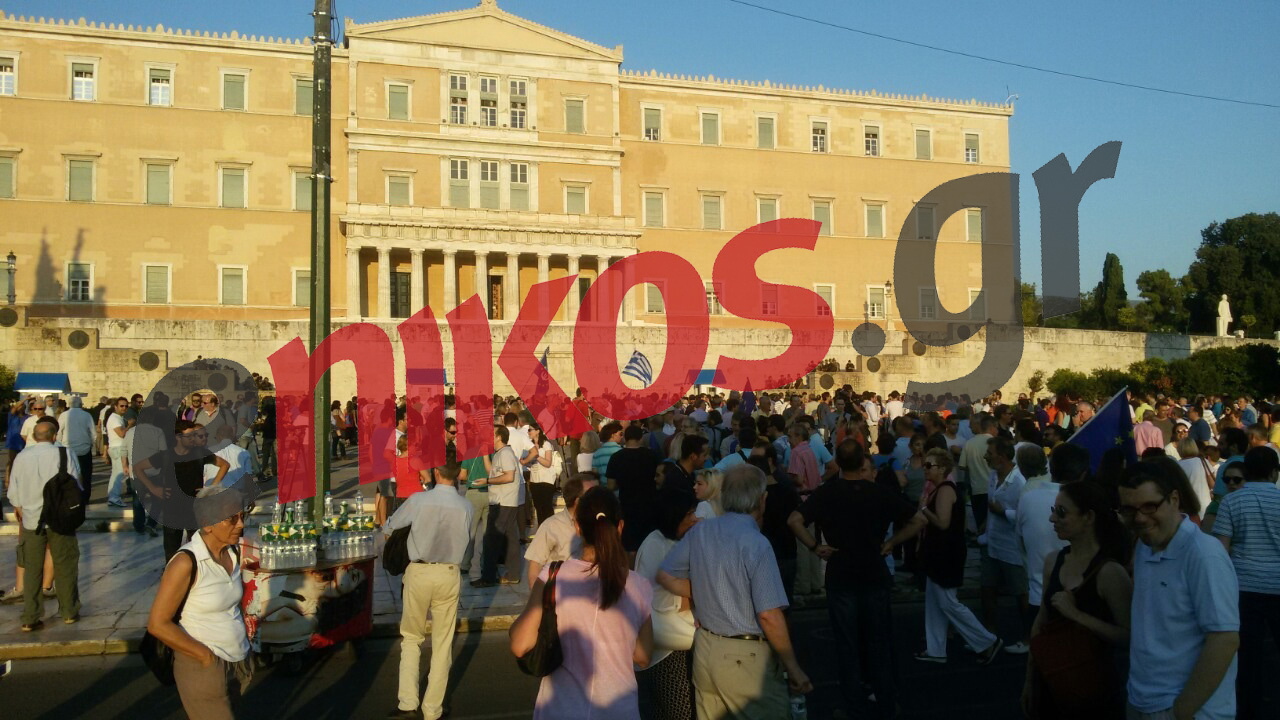 Οι πρώτοι διαδηλωτές στο Σύνταγμα – ΦΩΤΟ