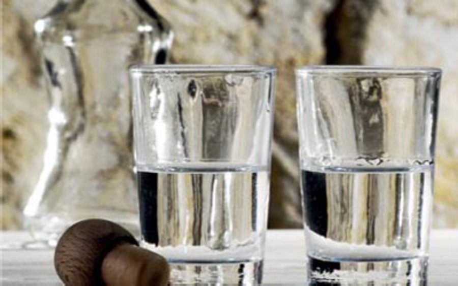 Να καταργηθεί το… “χύμα” τσίπουρο προτείνει ο ΟΟΣΑ