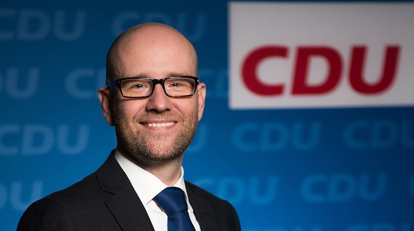 Τάουμπερ (CDU): Nα αναθεωρήσουν oι Γερμανοί βουλευτές που καταψήφισαν την ελληνική συμφωνία