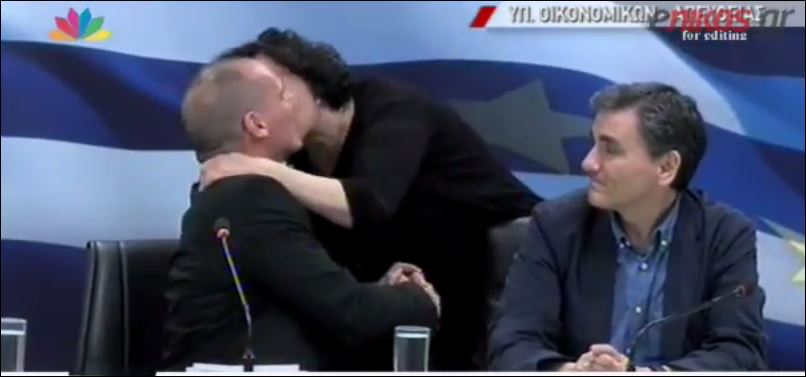 Το φιλί της Βαλαβάνη στον Βαρουφάκη – ΒΙΝΤΕΟ