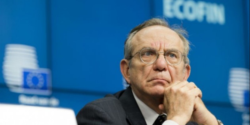 Τα tweets του Ιταλού ΥΠΟΙΚ για το δημοψήφισμα στην Ελλάδα