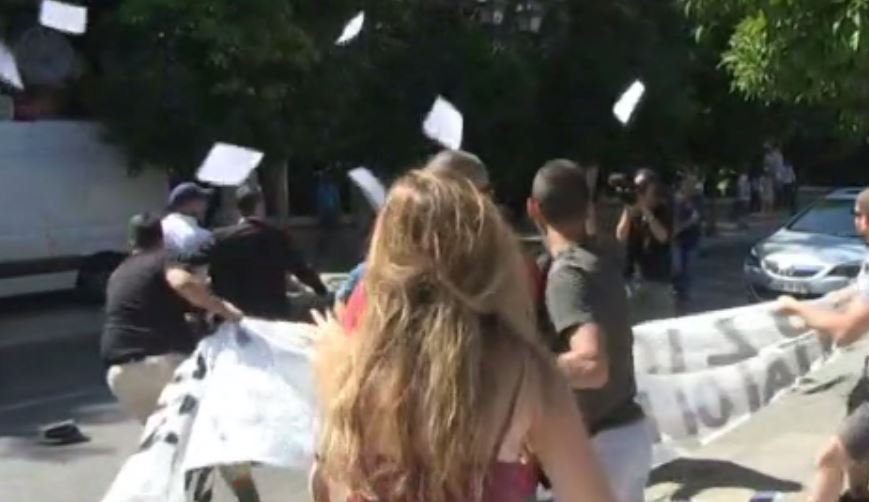 Η στιγμή της διαμαρτυρίας έξω από το Μαξίμου – ΒΙΝΤΕΟ