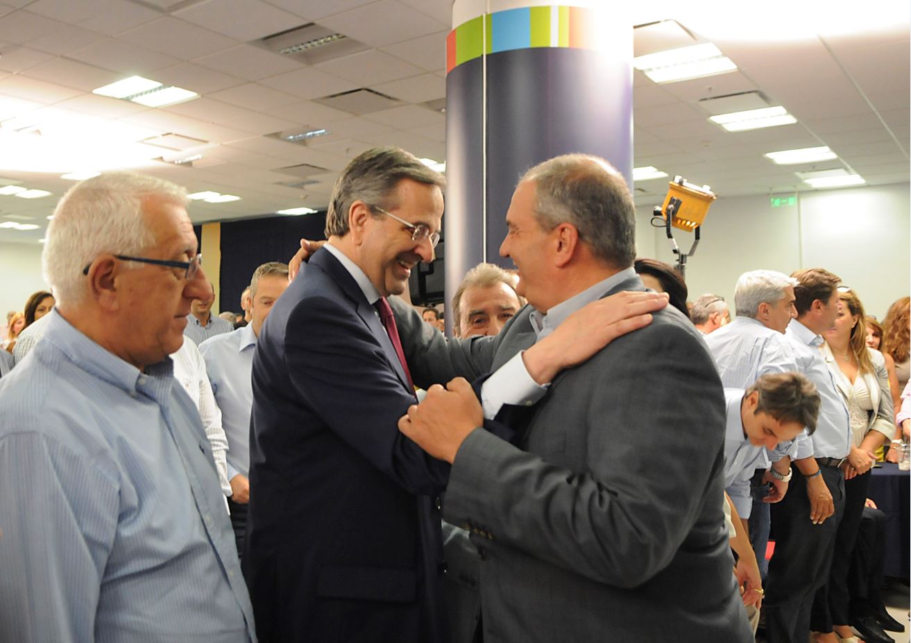 Η αγκαλιά Καραμανλή – Σαμαρά – ΦΩΤΟ