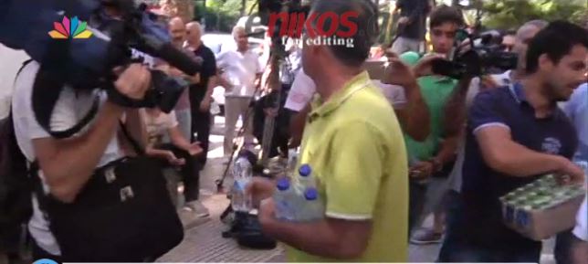 Μοιράζουν νερά και χυμούς στους συνταξιούχους – ΒΙΝΤΕΟ