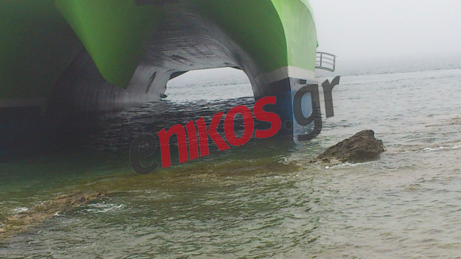 Αποκολλήθηκε το καταμαράν που προσάραξε στην Τήνο