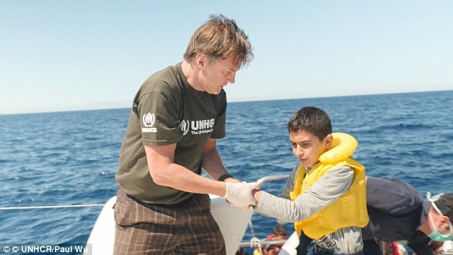 Σταρ του Χόλιγουντ σώζει μετανάστες στη Λέσβο – ΦΩΤΟ