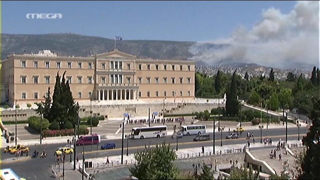 Η φωτιά πίσω από την Βουλή – ΦΩΤΟ