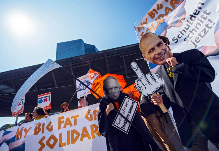 Ντύθηκαν Βαρουφάκης – Σόιμπλε και διαδήλωσαν έξω από την ΕΚΤ – ΦΩΤΟ