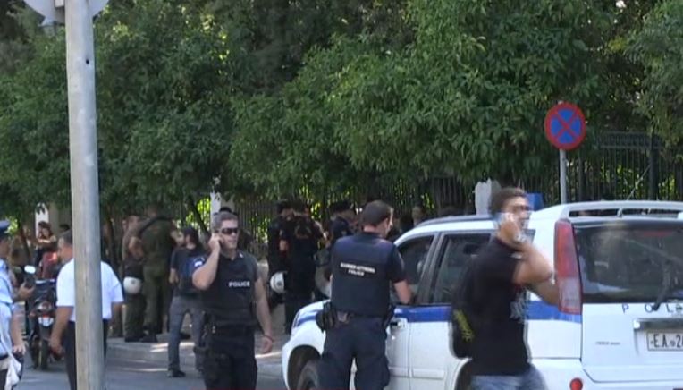 Διαμαρτυρία έξω από το Μαξίμου – Μία προσαγωγή