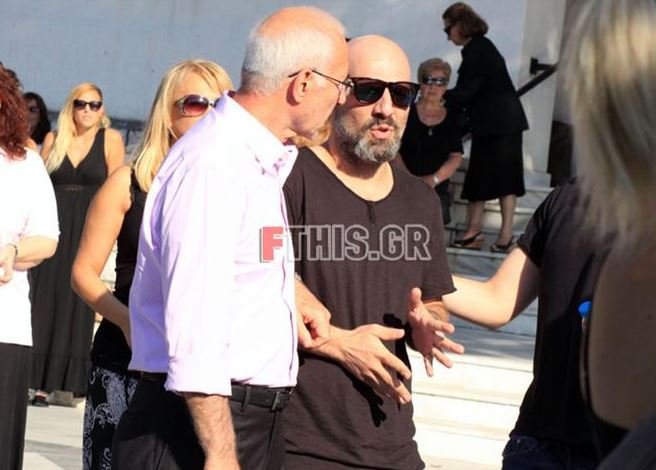 Συντετριμμένος στην κηδεία της μητέρας του ο Νίκος Μουτσινάς – ΦΩΤΟ
