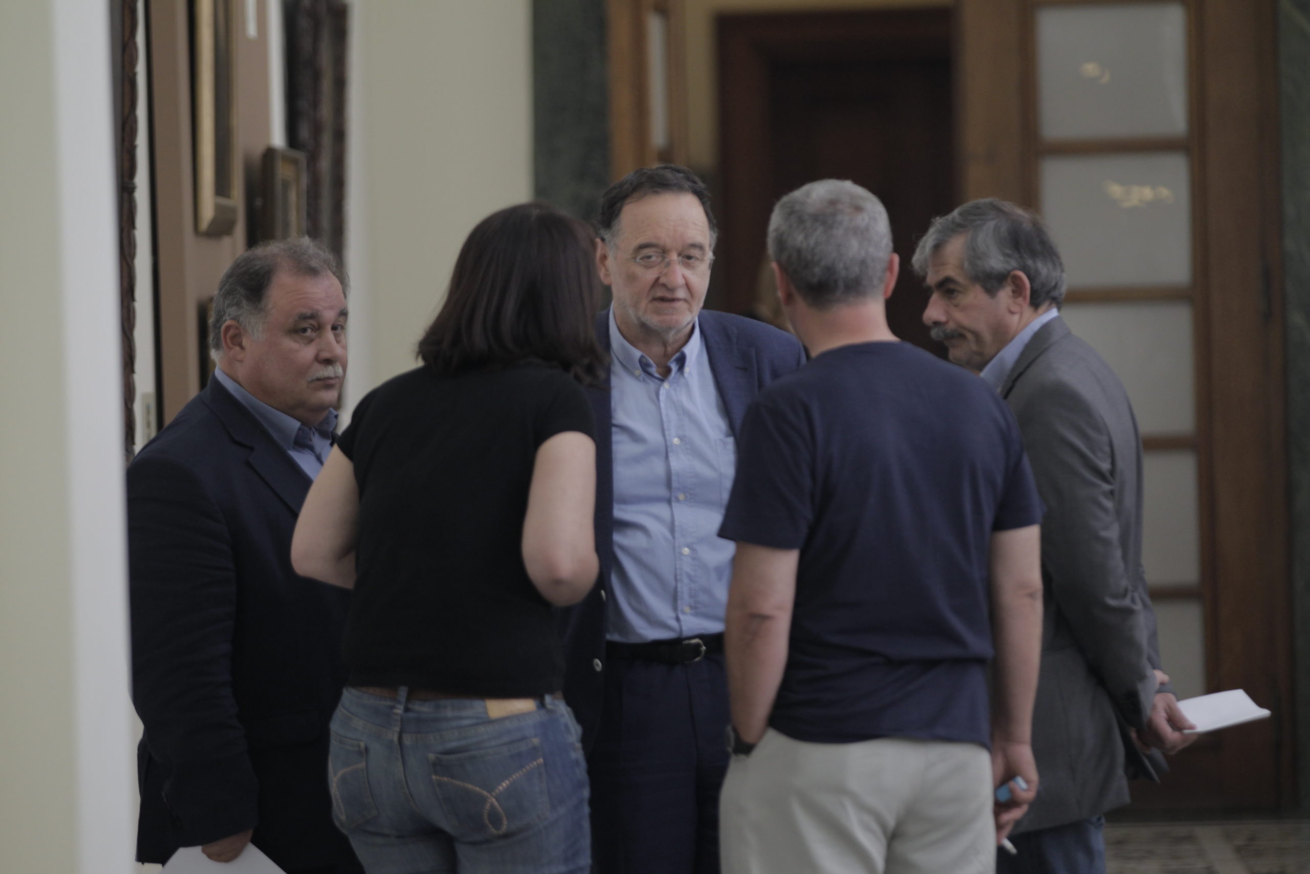 Το “πηγαδάκι” του Λαφαζάνη στους διαδρόμους της Βουλής – ΦΩΤΟ