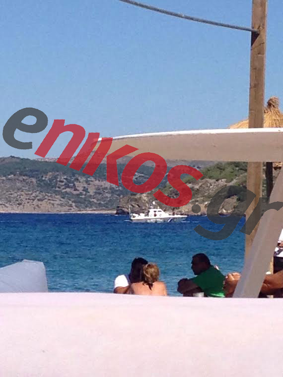 Οι λουόμενοι υποδέχθηκαν τους μετανάστες στη Χίο – ΦΩΤΟ