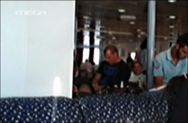 Ο Βαρουφάκης στο πλοίο της επιστροφής από Αίγινα – ΒΙΝΤΕΟ