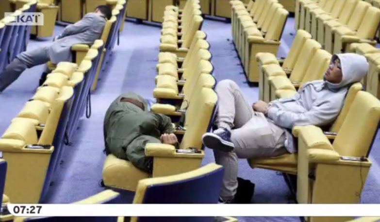 Δημοσιογράφοι κοιμούνται στην ολονύχτια σύνοδο κορυφής – ΒΙΝΤΕΟ