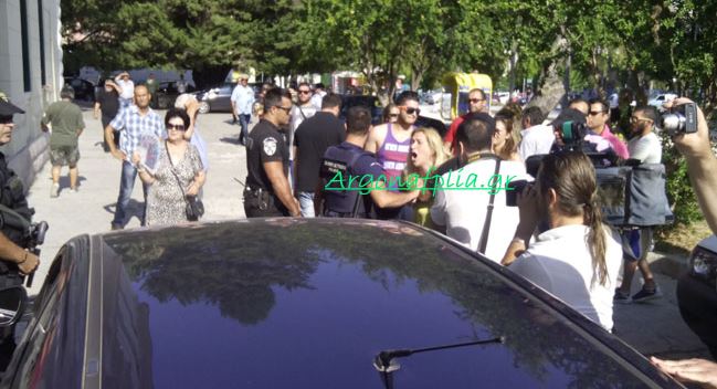 Με αποδοκιμασίες υποδέχθηκαν την 38χρονη που ομολόγησε ότι σκότωσε τον σύζυγό της – ΦΩΤΟ