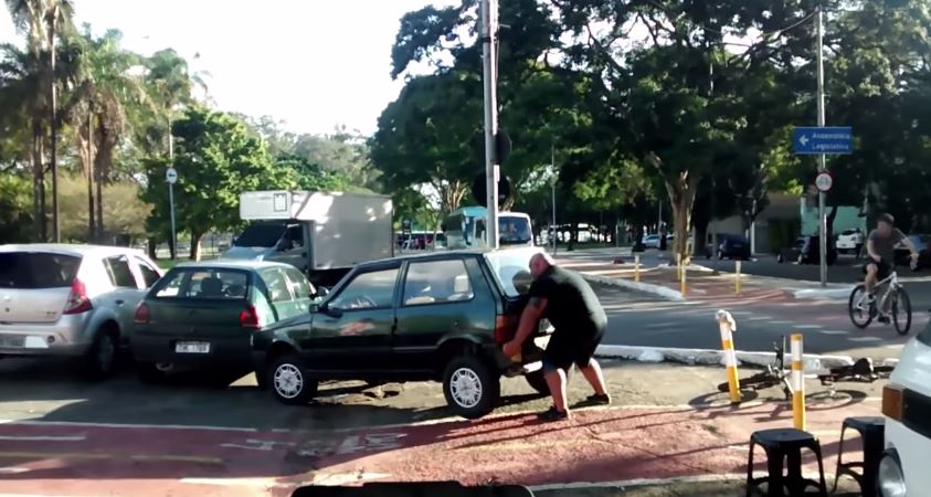 Το πήρε και το… σήκωσε – ΒΙΝΤΕΟ