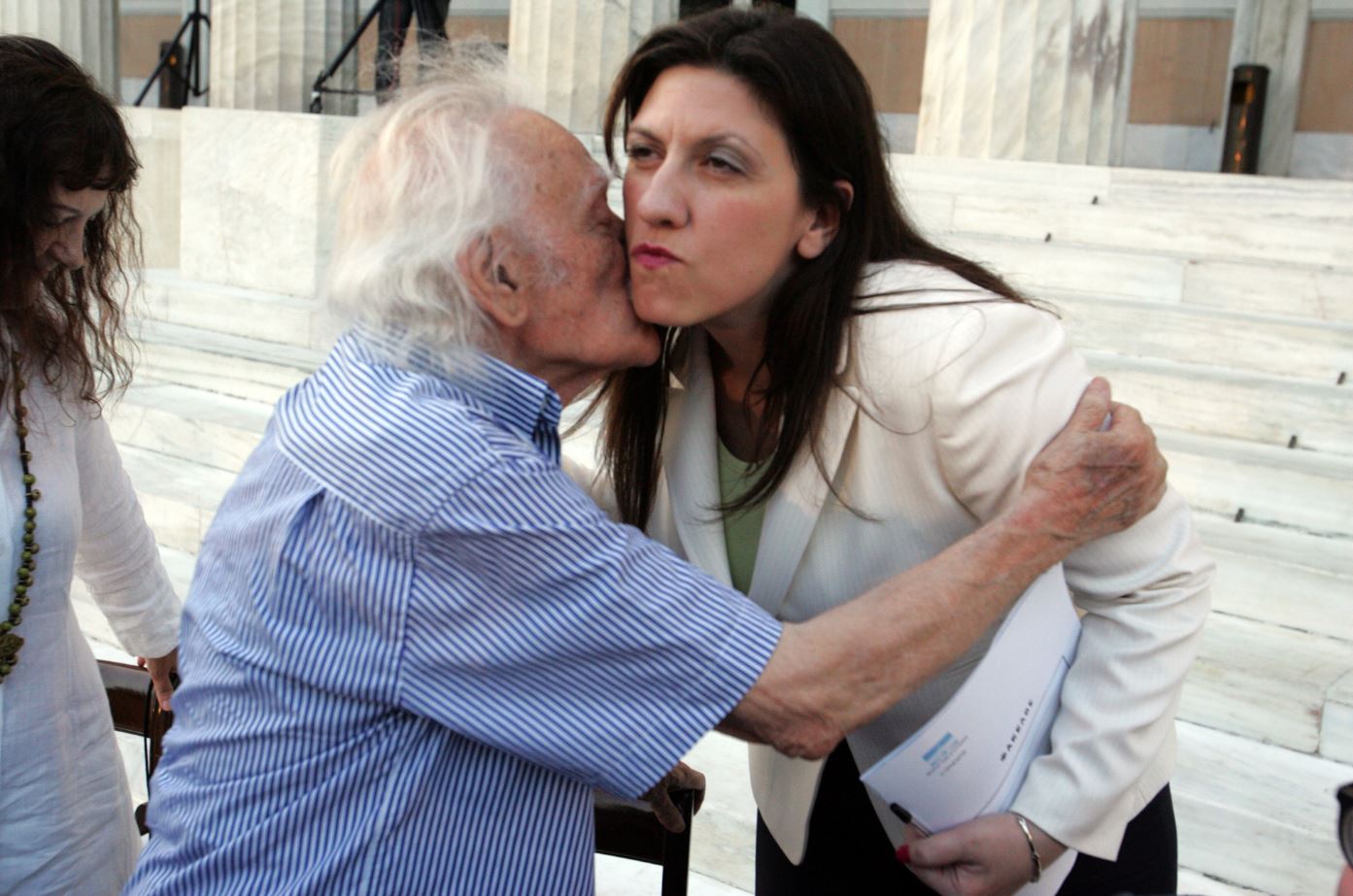 Το φιλί του Γλέζου στην Κωνσταντοπούλου – ΦΩΤΟ