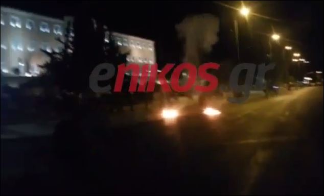 Άγνωστοι εκτόξευσαν μολότοφ στο Σύνταγμα – ΒΙΝΤΕΟ