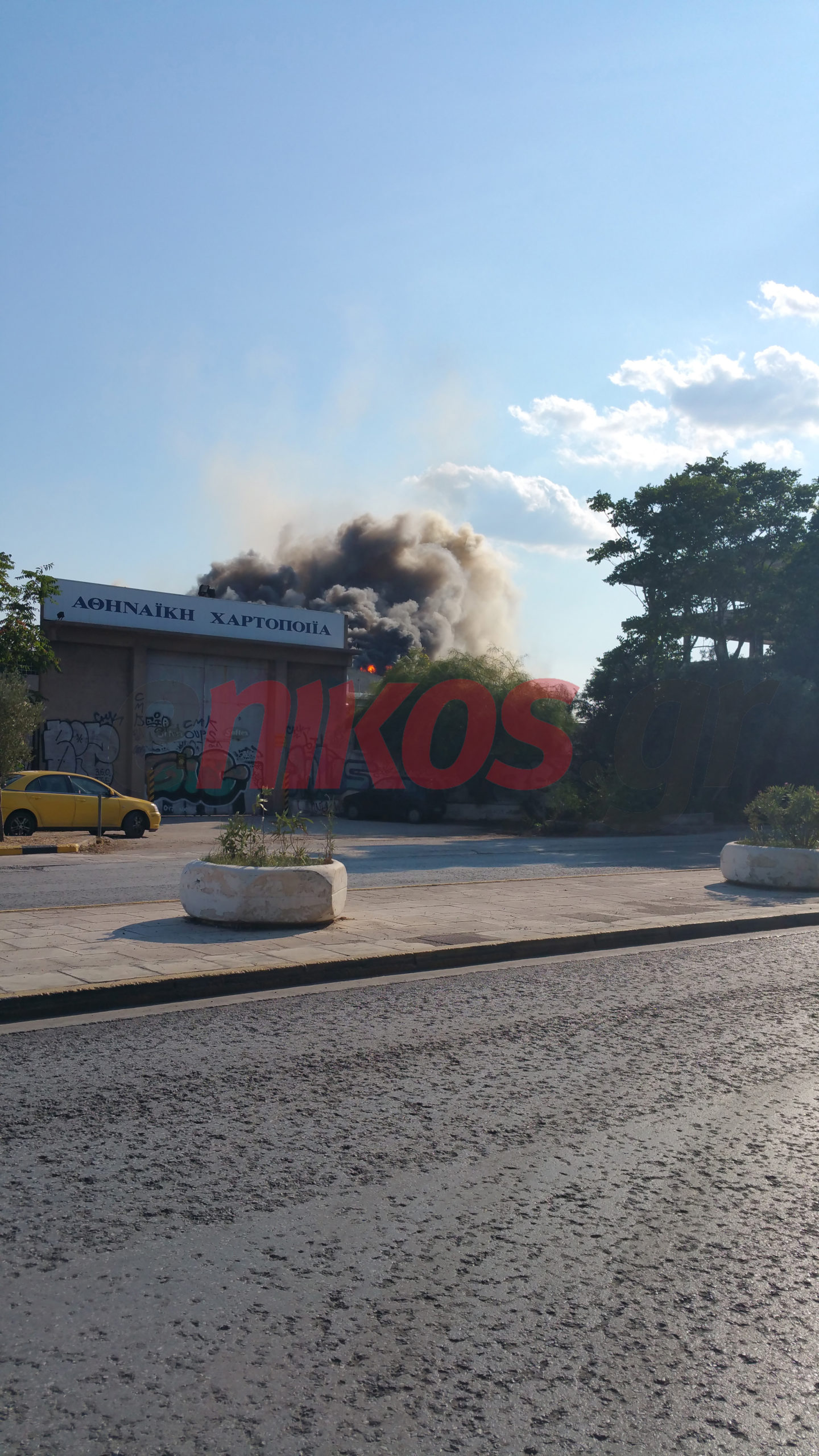 Σε εξέλιξη η φωτιά στο εργοστάσιο – ΦΩΤΟ