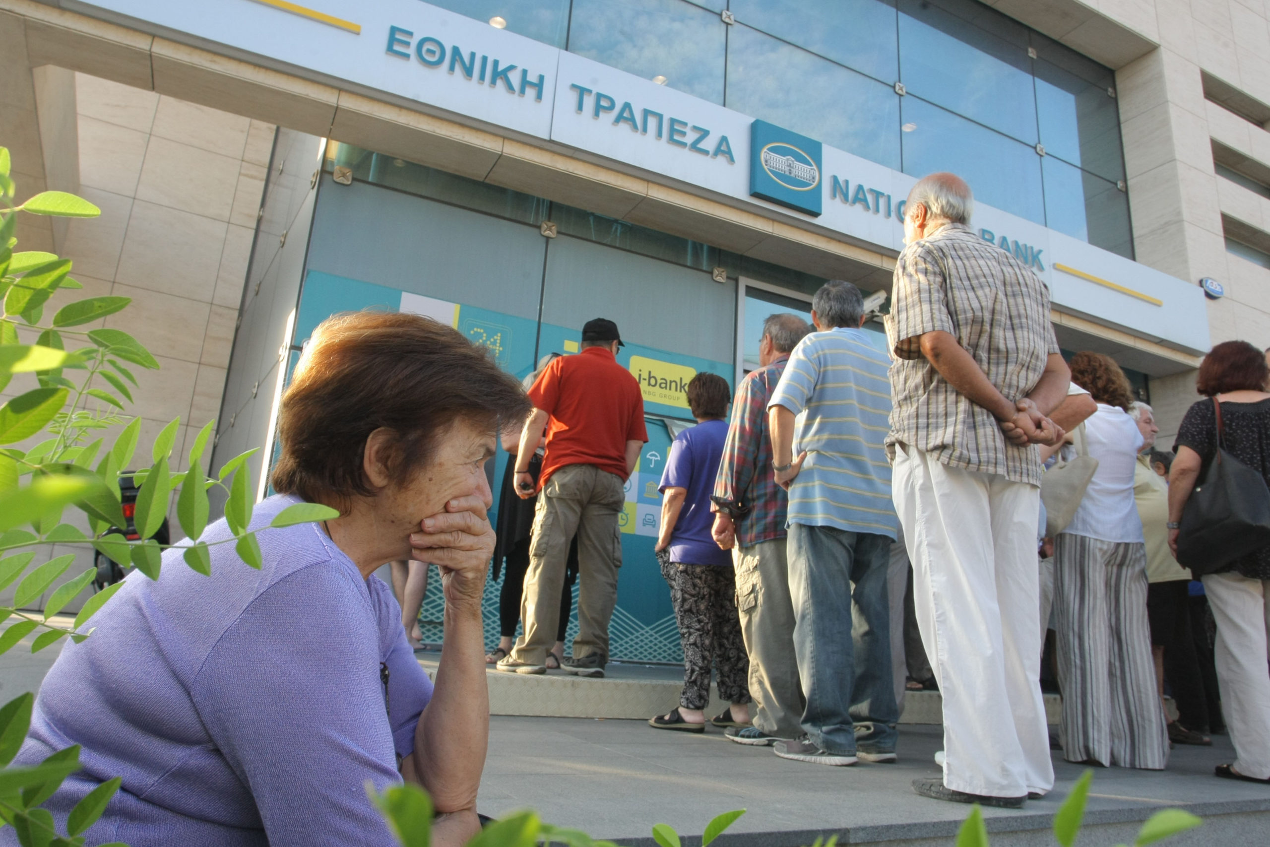 Reuters: Επέκταση της τραπεζικής αργίας με πράξη νομοθετικού περιεχομένου