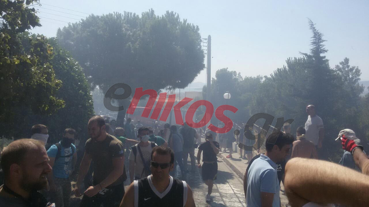 Μάχη με τις φλόγες δίνουν οι κάτοικοι στην Ηλιούπολη – Απειλούνται σπίτια – ΦΩΤΟ – ΤΩΡΑ