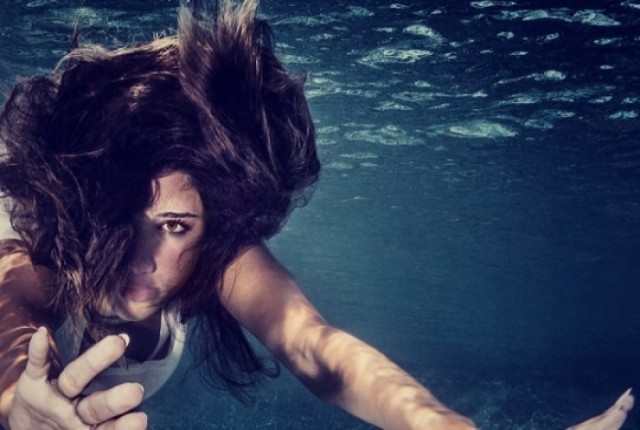 Κολυμπάτε με φακούς επαφής; – Τι πρέπει να προσέχετε