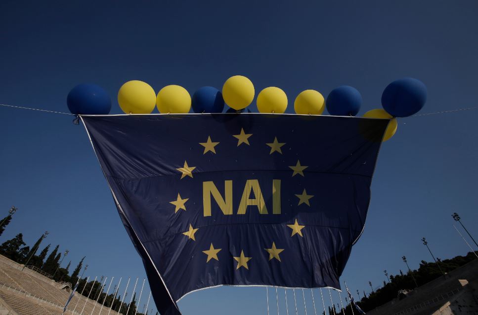 Τεράστια σημαία υπέρ του “ΝΑΙ” στο Καλλιμάρμαρο – ΦΩΤΟ