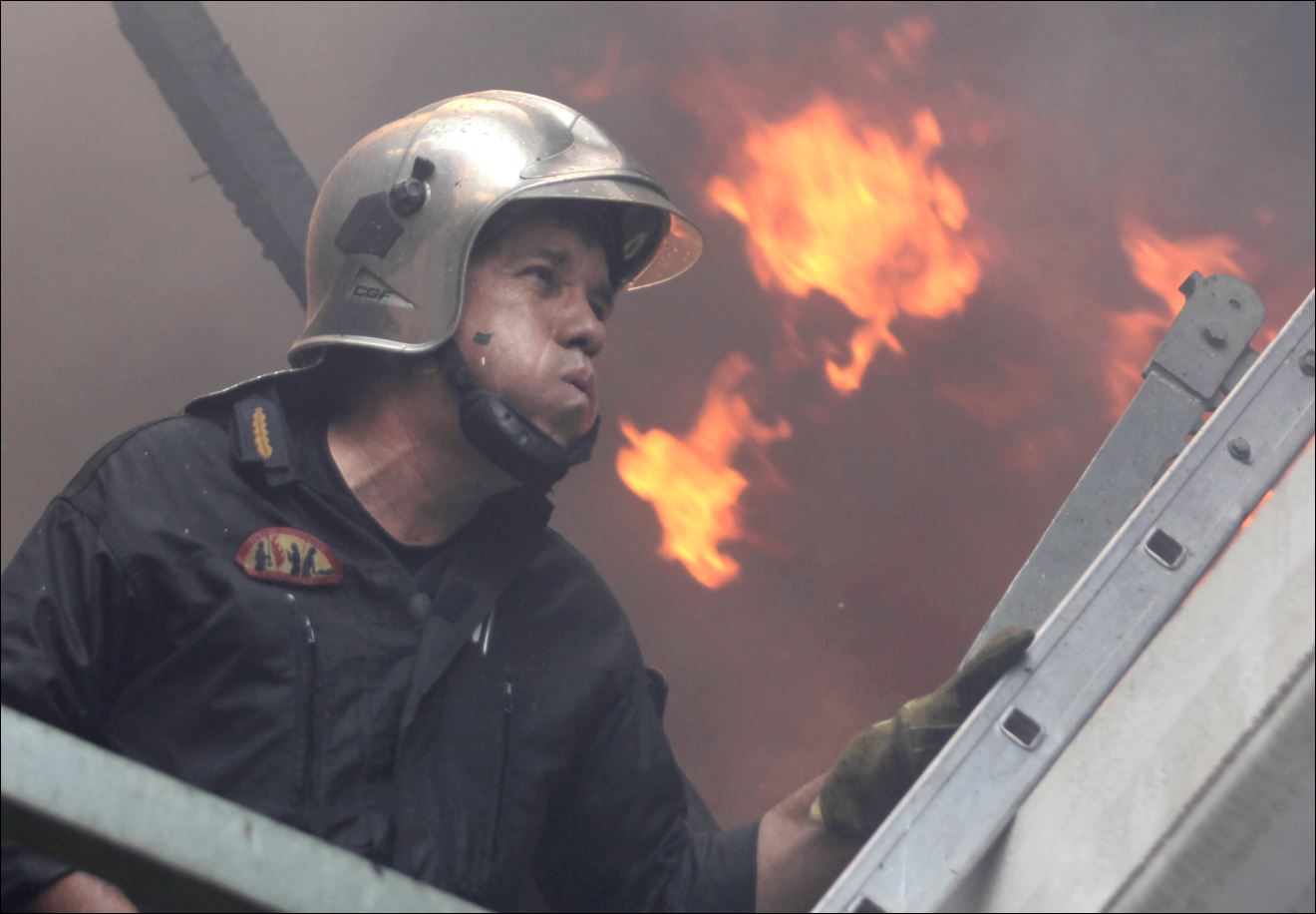Η φωτογραφία του Έλληνα πυροσβέστη που συγκλόνισε
