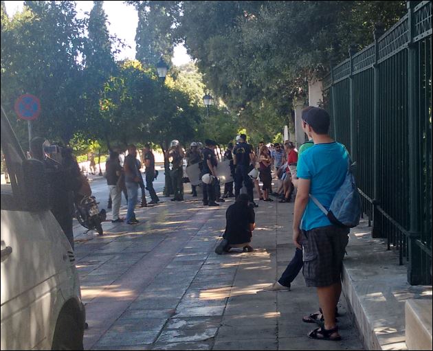 Οκτώ προσαγωγές έξω από το Μέγαρο Μαξίμου