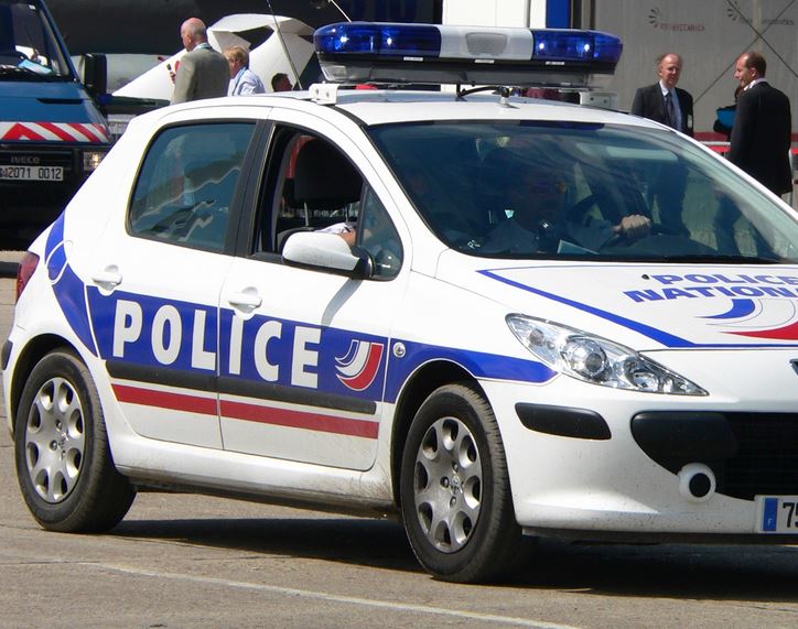 Ένοπλοι κρατούν ομήρους σε κατάστημα στο Παρίσι