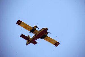 Σε εξέλιξη η φωτιά στη Μαλακάσα