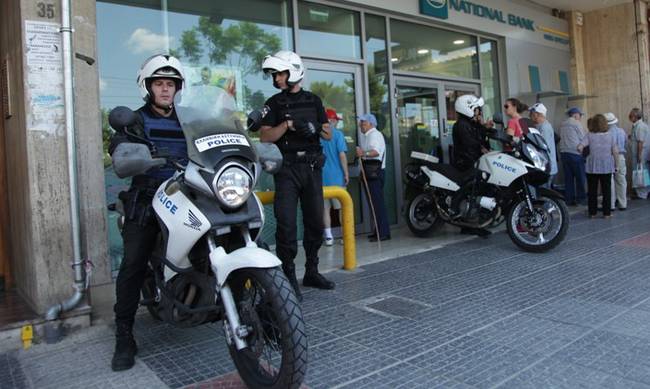 Προσαγωγές υπόπτων έξω από τράπεζα