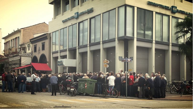 Ουρές συνταξιούχων έξω από τις τράπεζες στα Τρίκαλα – ΦΩΤΟ