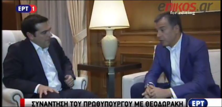 Ο διάλογος Τσίπρα – Θεοδωράκη μπροστά στις κάμερες – ΒΙΝΤΕΟ