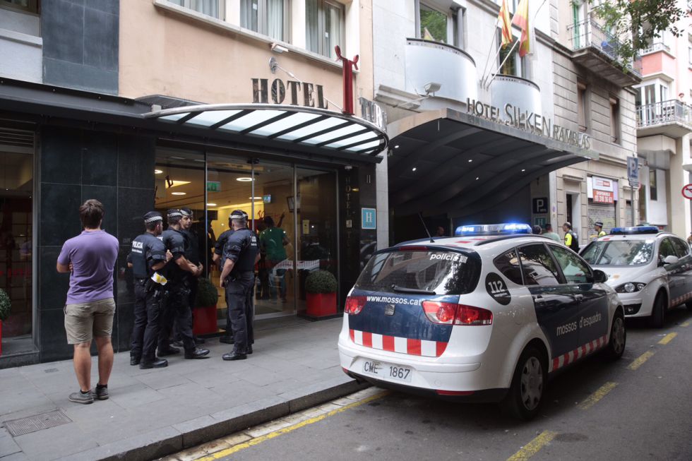 Ένοπλοι άνοιξαν πυρ στην είσοδο ξενοδοχείου της Βαρκελώνης – Δύο τραυματίες