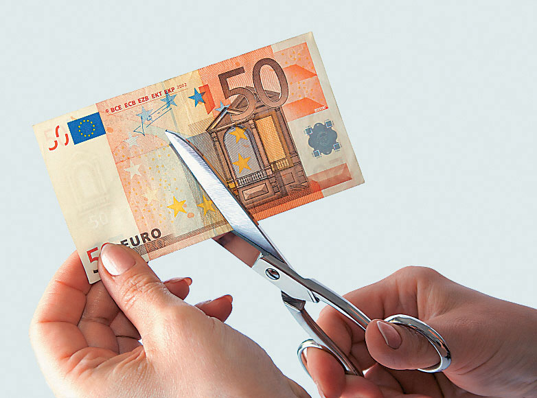 FT: Σενάριο για κούρεμα 30% στις καταθέσεις άνω των 8.000 ευρώ