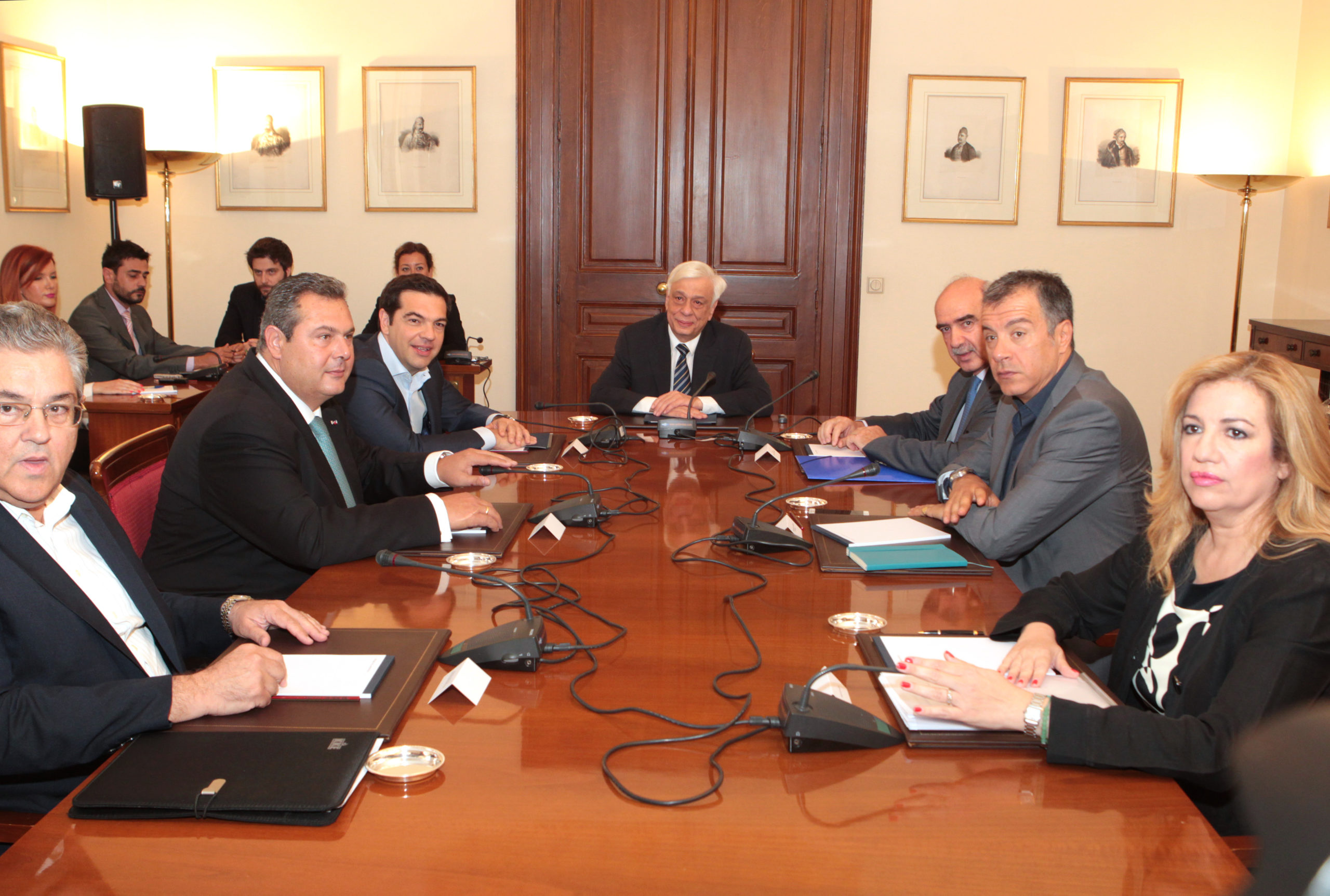 Καρέ – Καρέ το συμβούλιο των πολιτικών αρχηγών