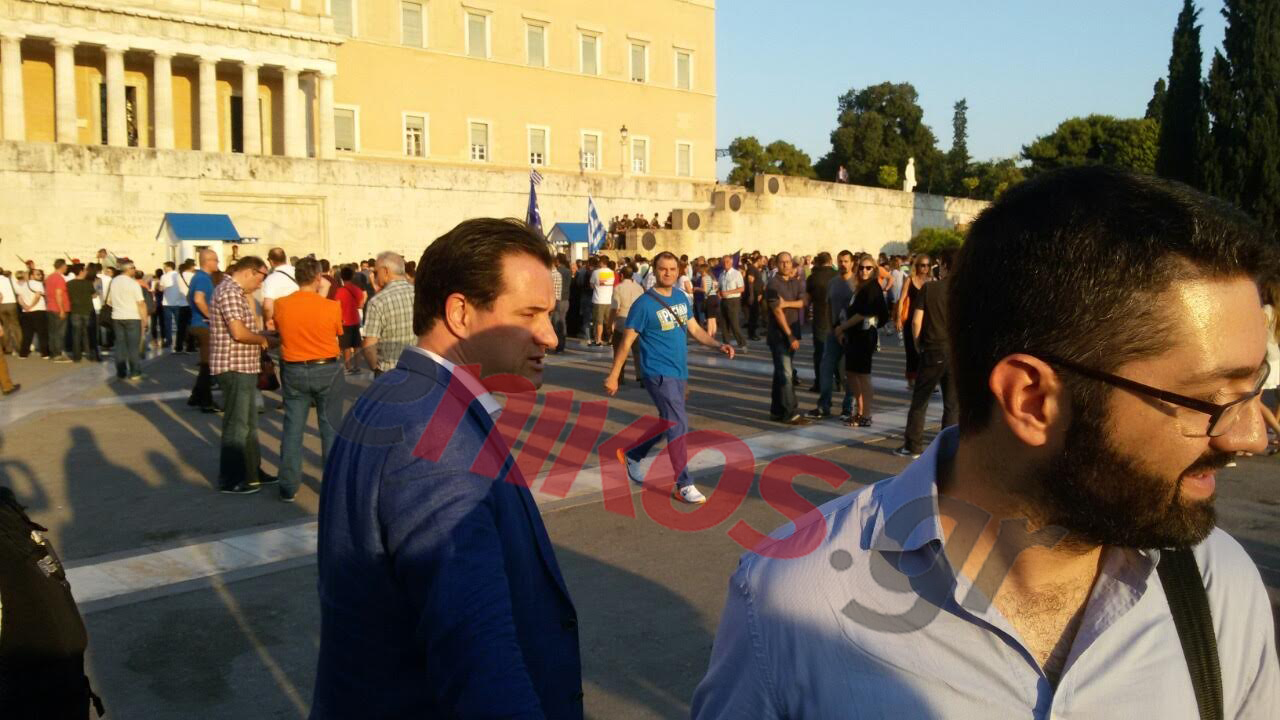 Ο Άδωνις Γεωργιάδης στο Σύνταγμα – ΦΩΤΟ