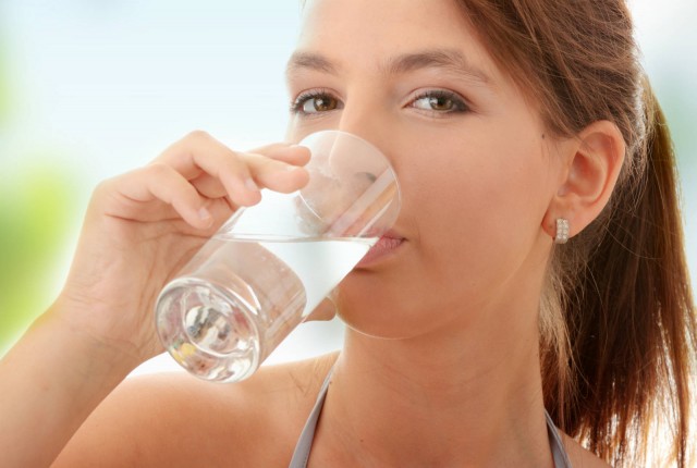 Oι λόγοι που πρέπει να πίνουμε νερό το πρωί με άδειο στομάχι