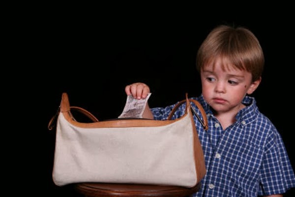 Σημάδια ότι το παιδί σου ίσως έχει κλεπτομανία