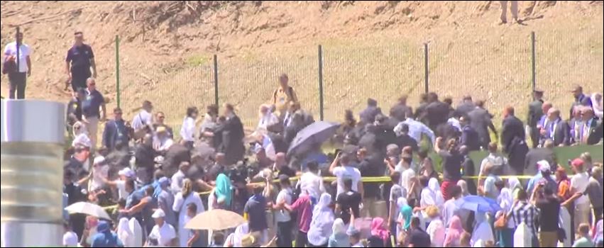 Η επίθεση με πέτρες στον πρωθυπουργό της Σερβίας – ΒΙΝΤΕΟ